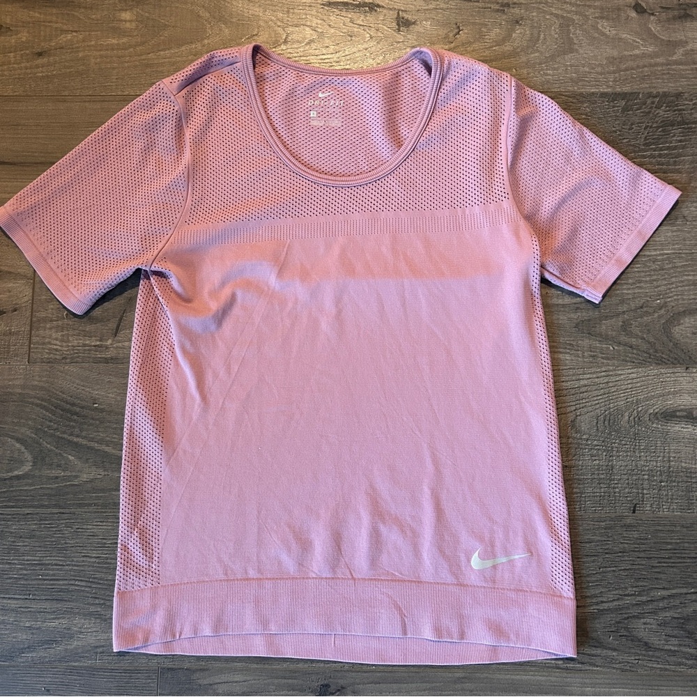 Nike Fitted Mesh Workout Top Women’s Medium NEW